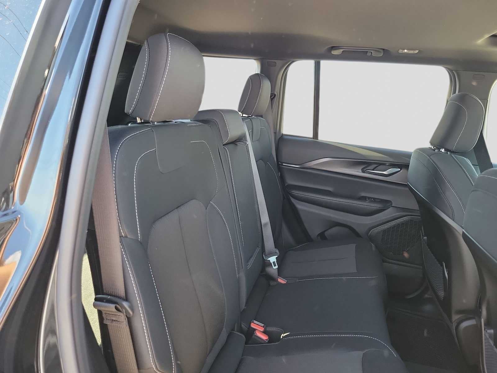 2025 Jeep Grand Cherokee GRAND CHEROKEE LAREDO X 4X2