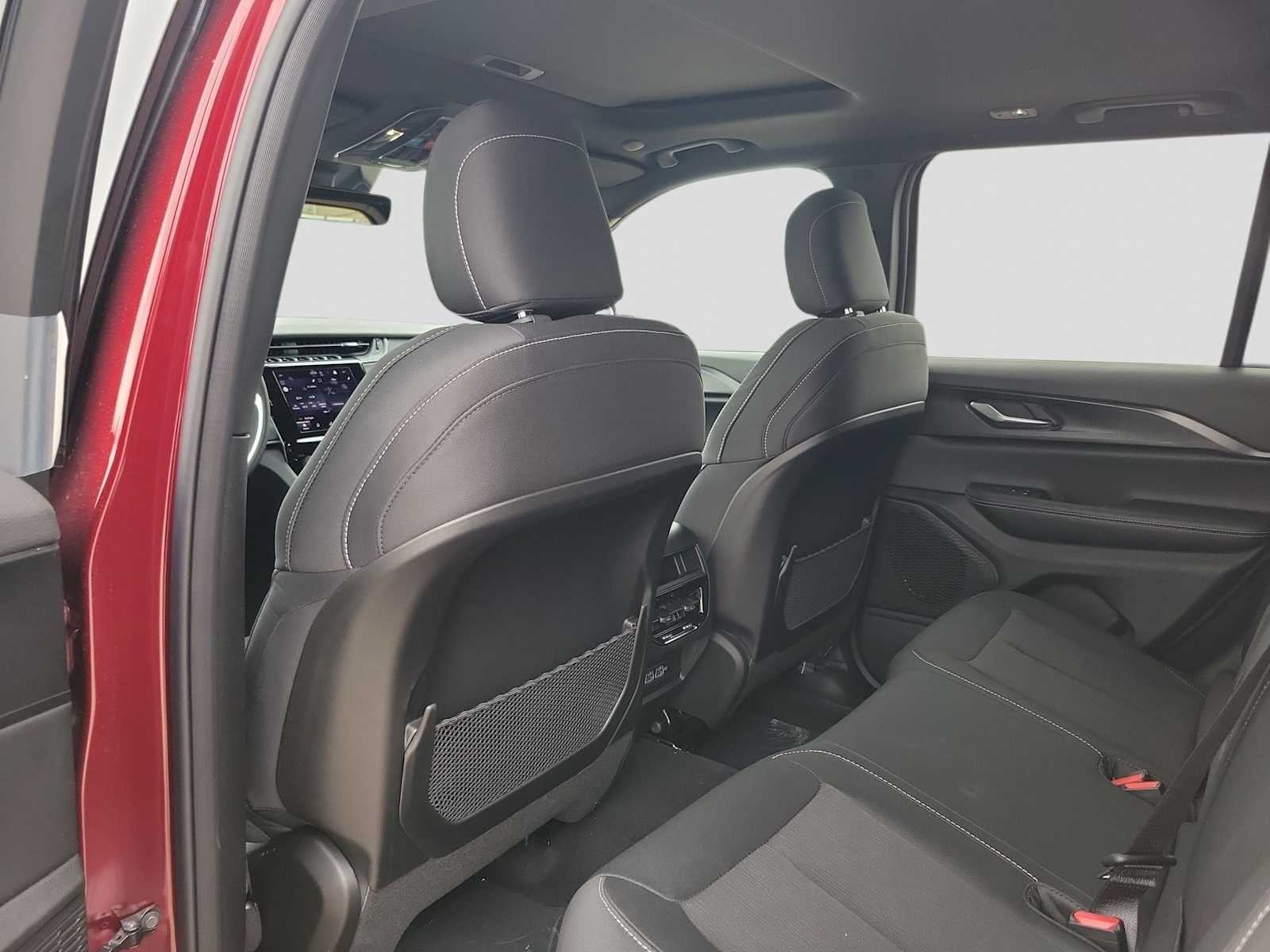 2025 Jeep Grand Cherokee GRAND CHEROKEE LAREDO X 4X2