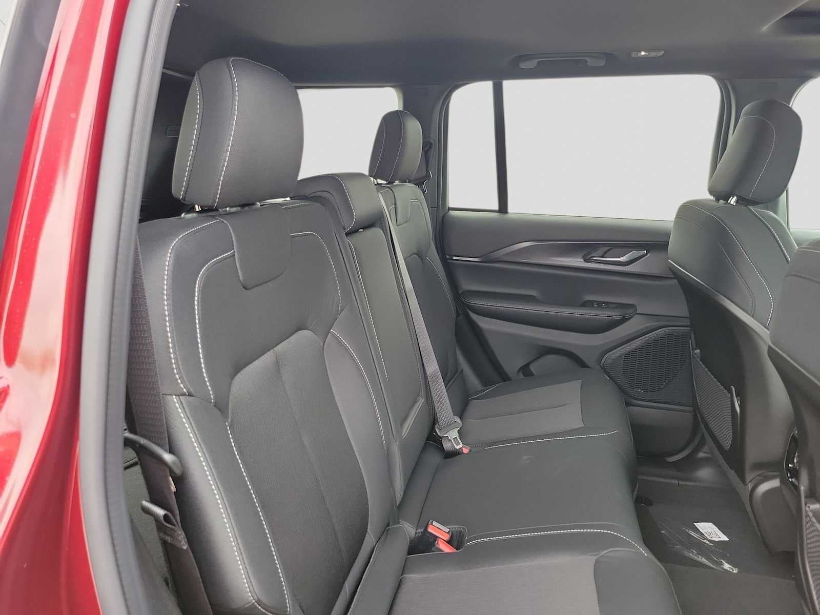 2025 Jeep Grand Cherokee GRAND CHEROKEE LAREDO X 4X2