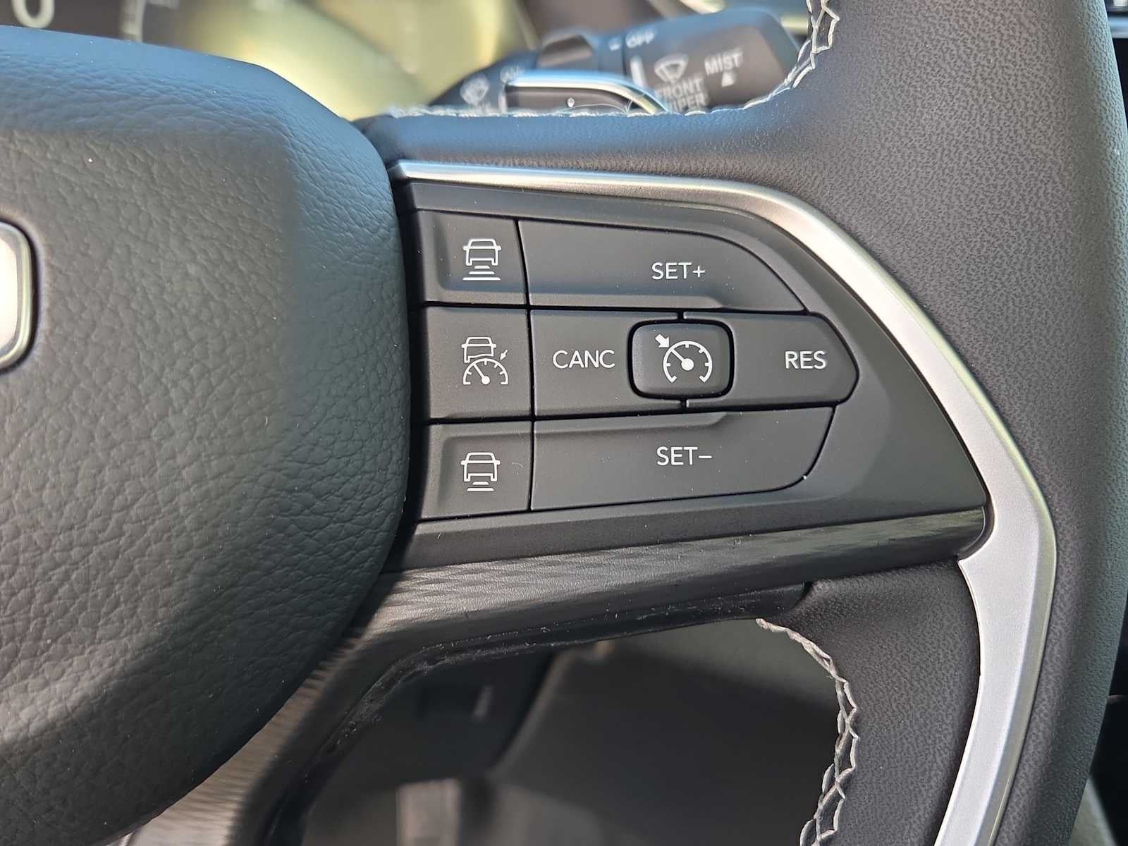 2025 Jeep Grand Cherokee GRAND CHEROKEE LAREDO X 4X4