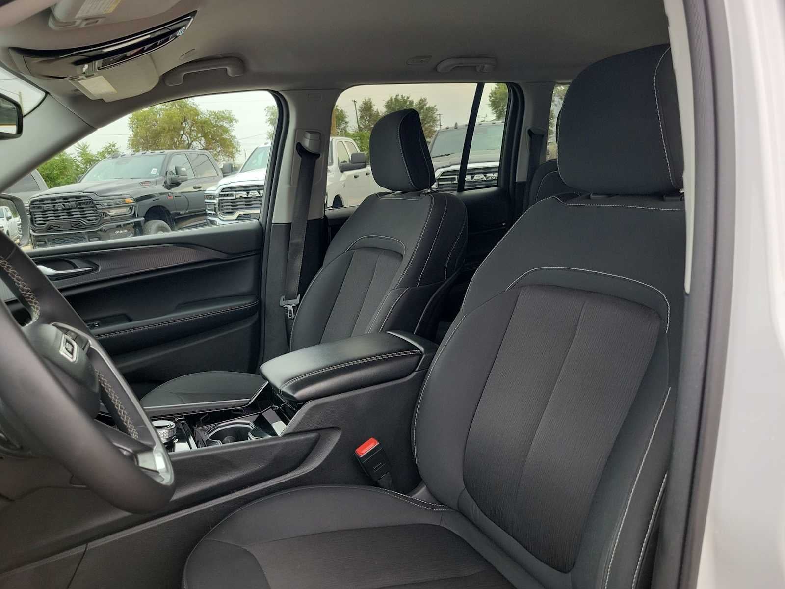 2023 Jeep Grand Cherokee Laredo 4x4