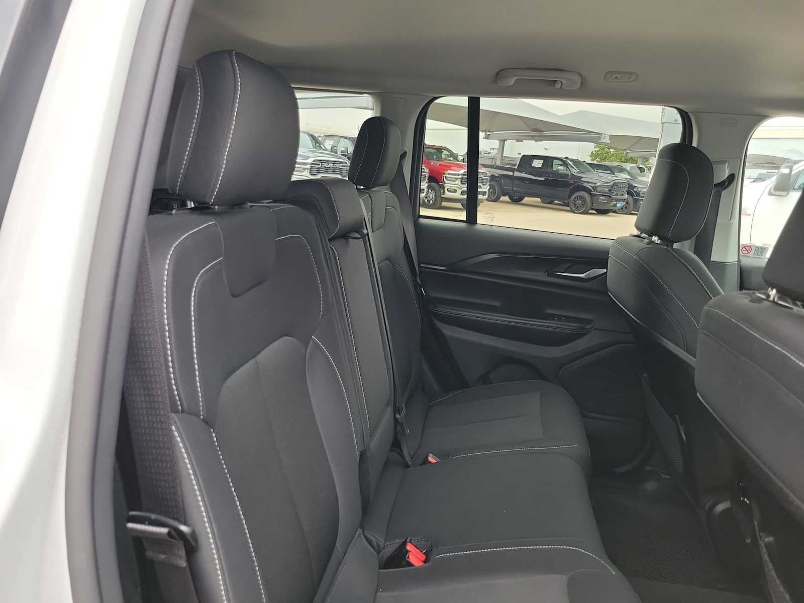 2023 Jeep Grand Cherokee Laredo 4x4