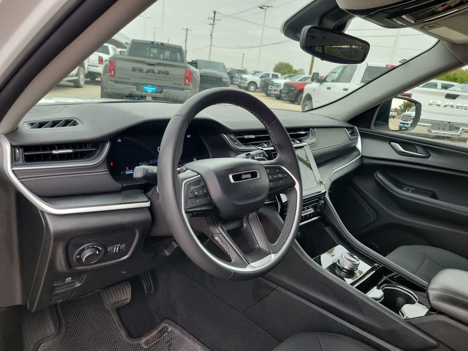 2023 Jeep Grand Cherokee Laredo 4x4