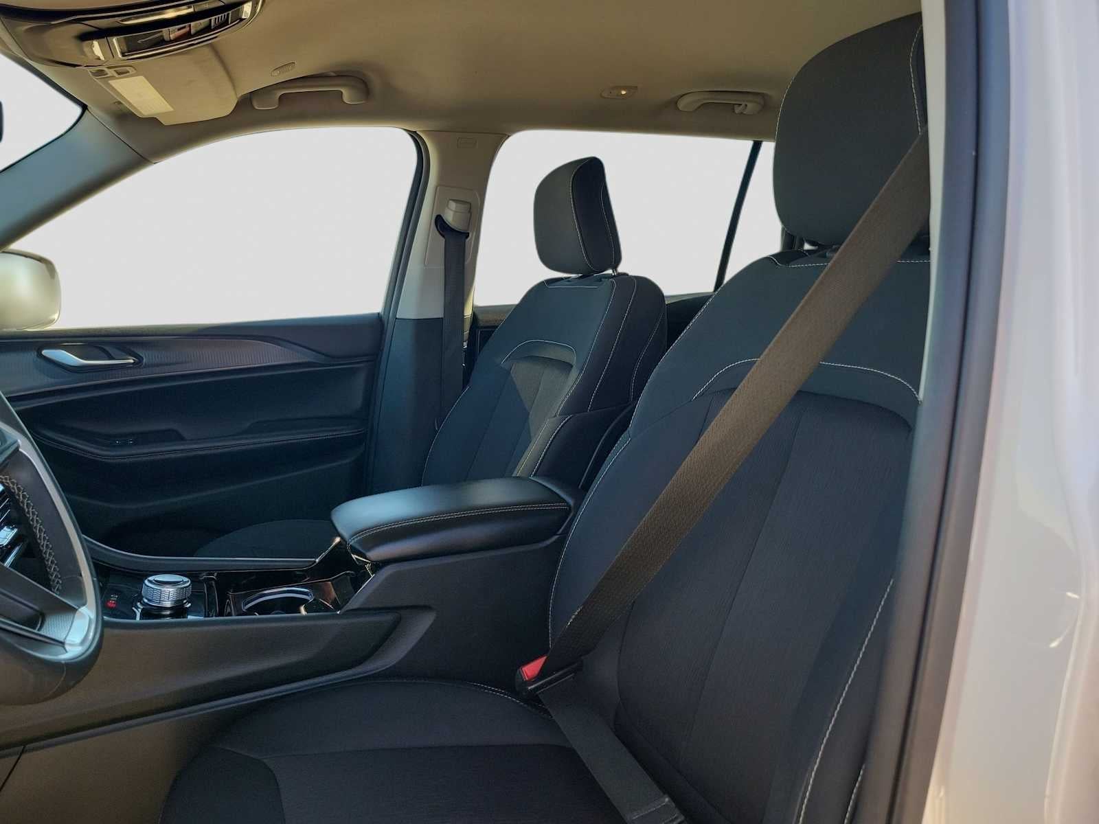 2023 Jeep Grand Cherokee L Laredo 4x2