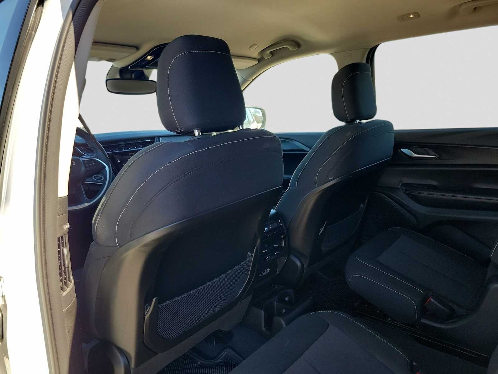 2023 Jeep Grand Cherokee L Laredo 4x2