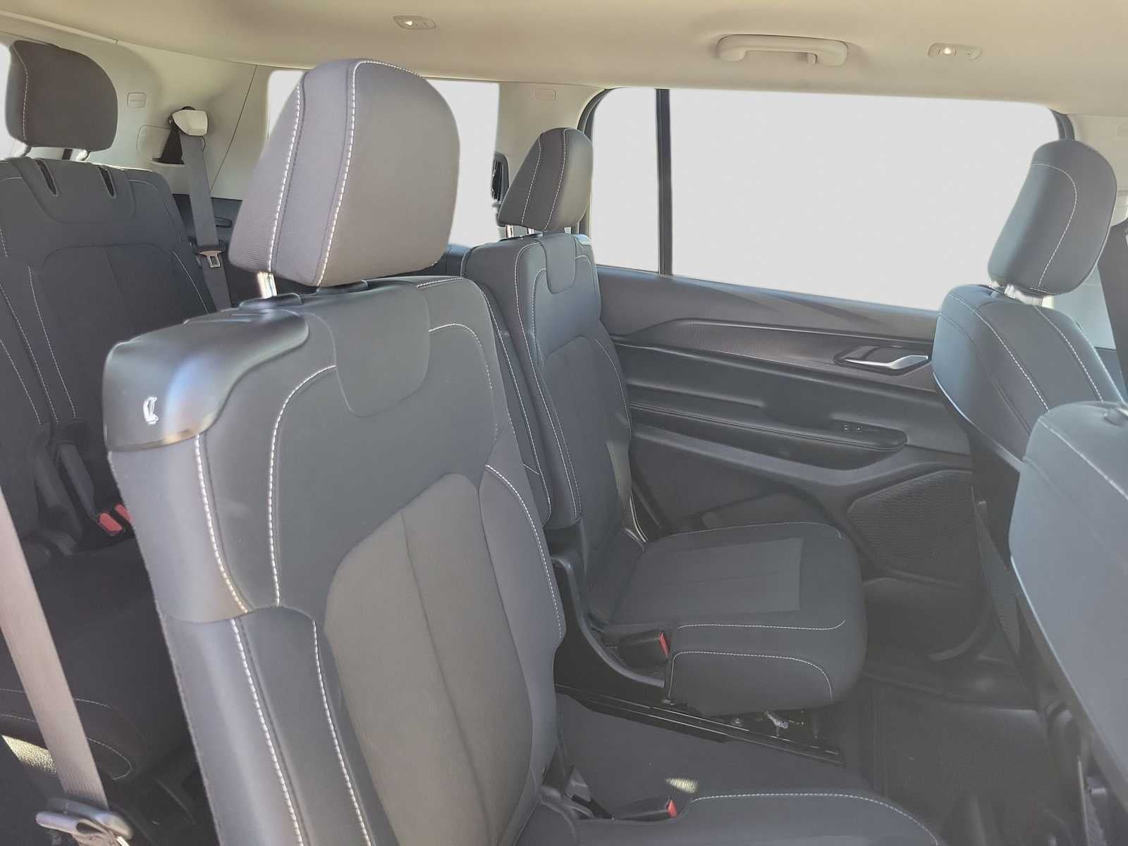 2023 Jeep Grand Cherokee L Laredo 4x2