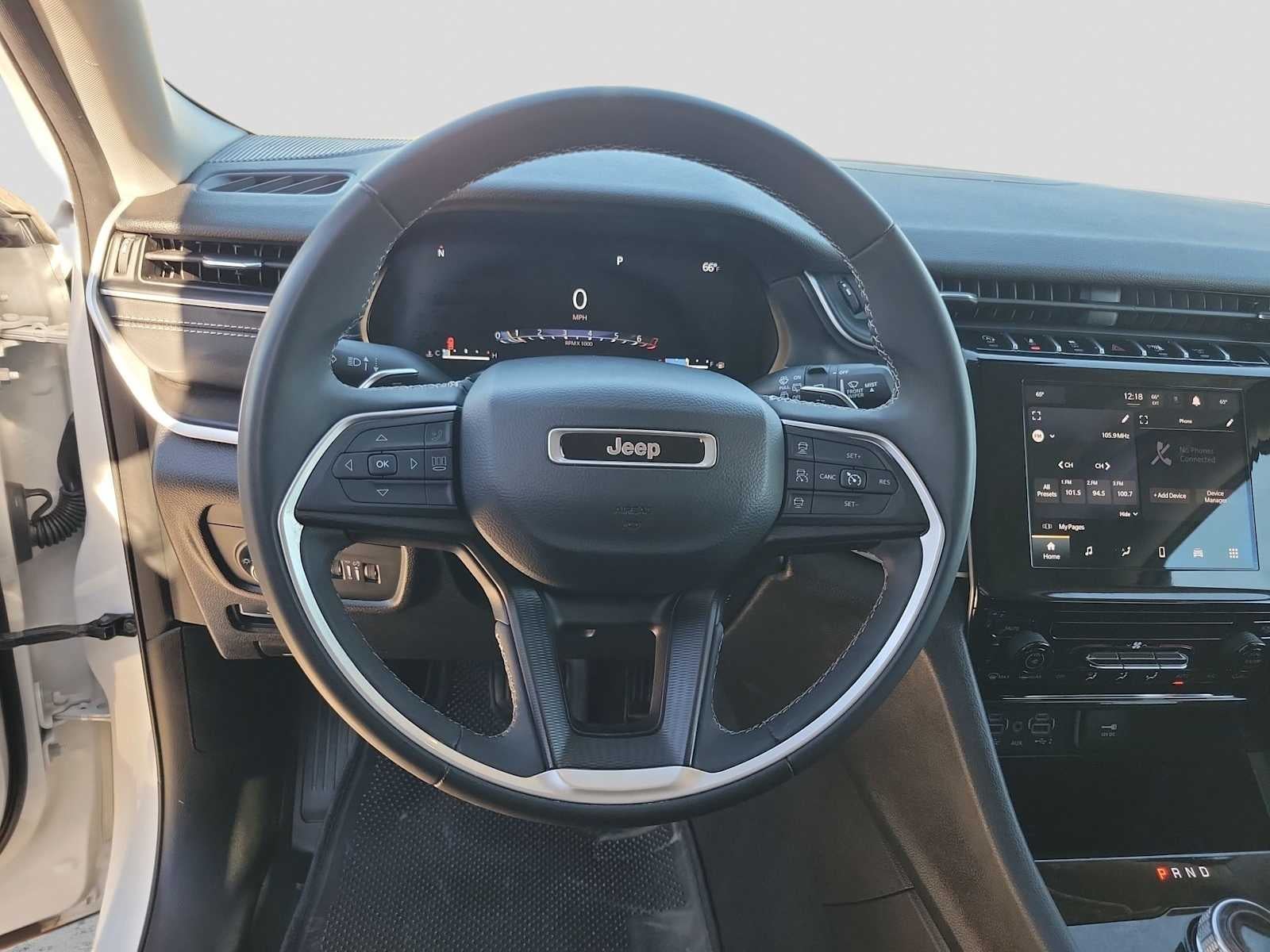 2023 Jeep Grand Cherokee L Laredo 4x2