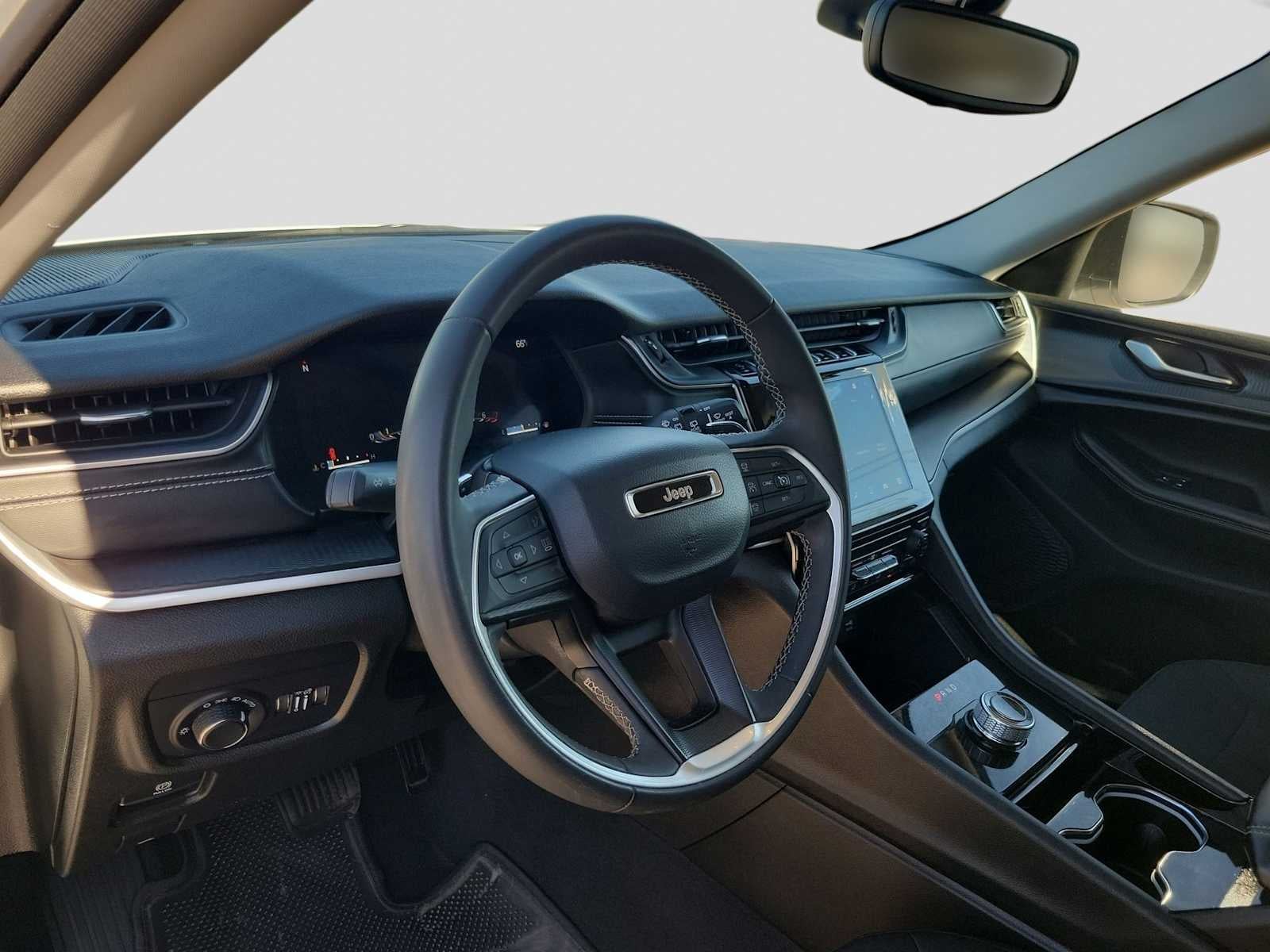 2023 Jeep Grand Cherokee L Laredo 4x2