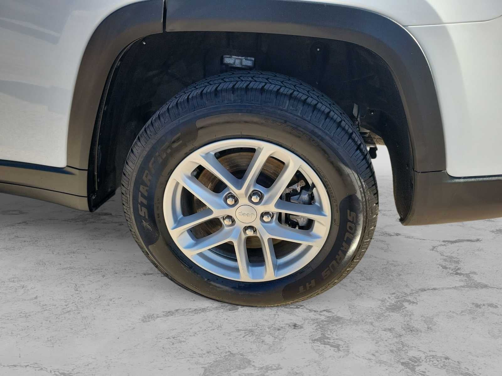 2023 Jeep Grand Cherokee L Laredo 4x2