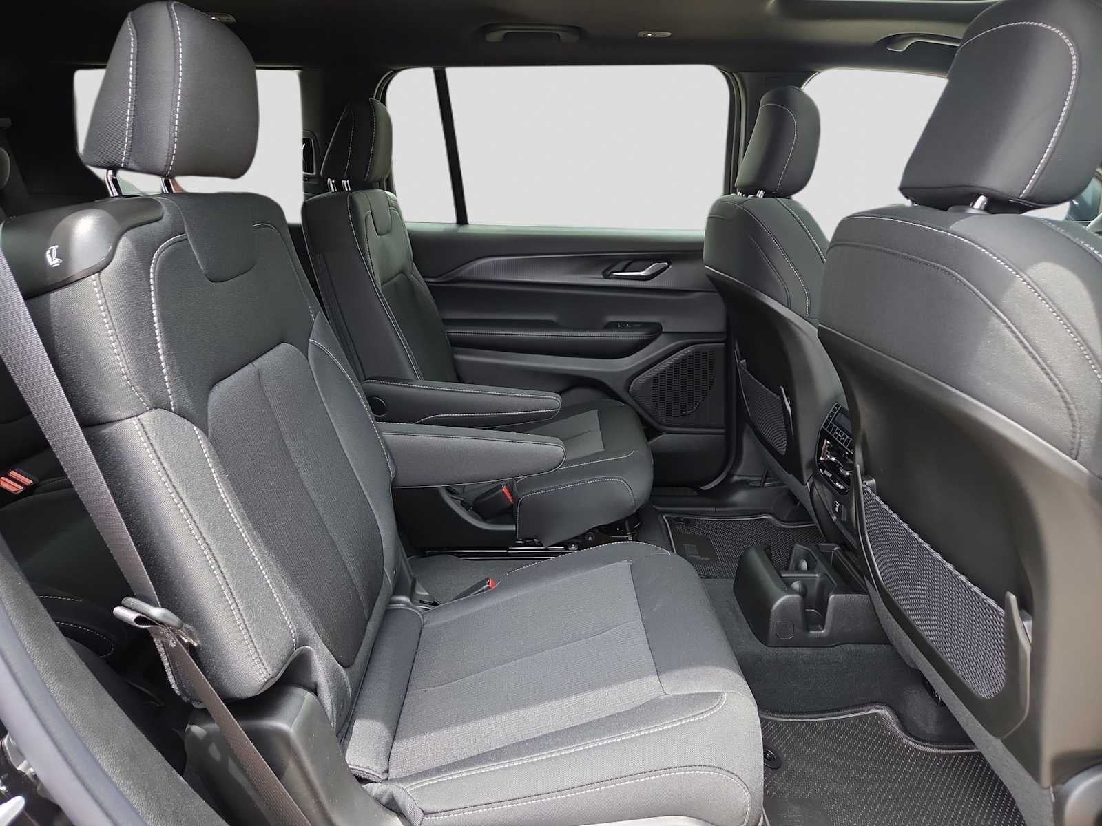 2026 Jeep Grand Cherokee L GRAND CHEROKEE L LAREDO X 4X2