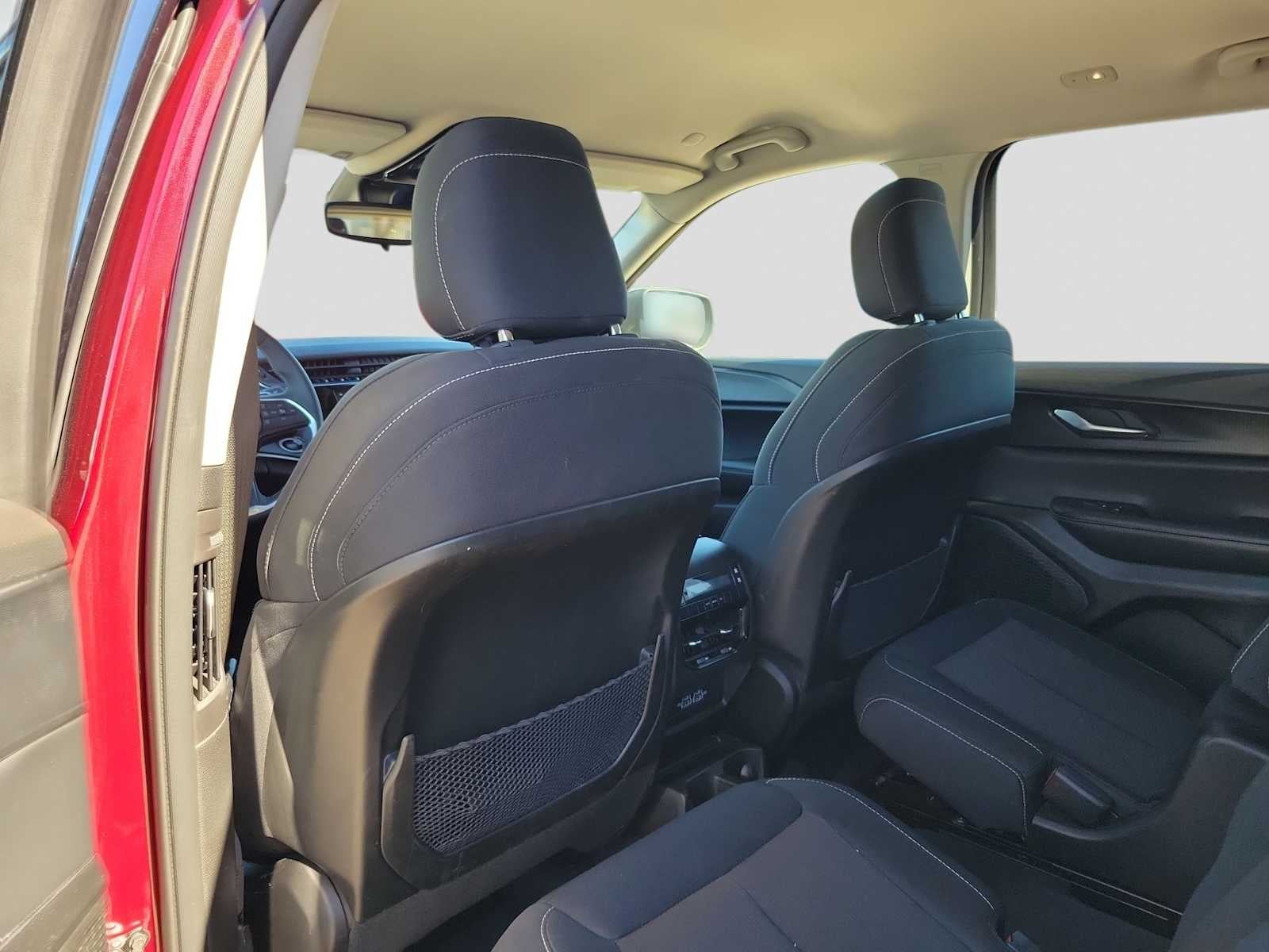 2023 Jeep Grand Cherokee L Laredo 4x2