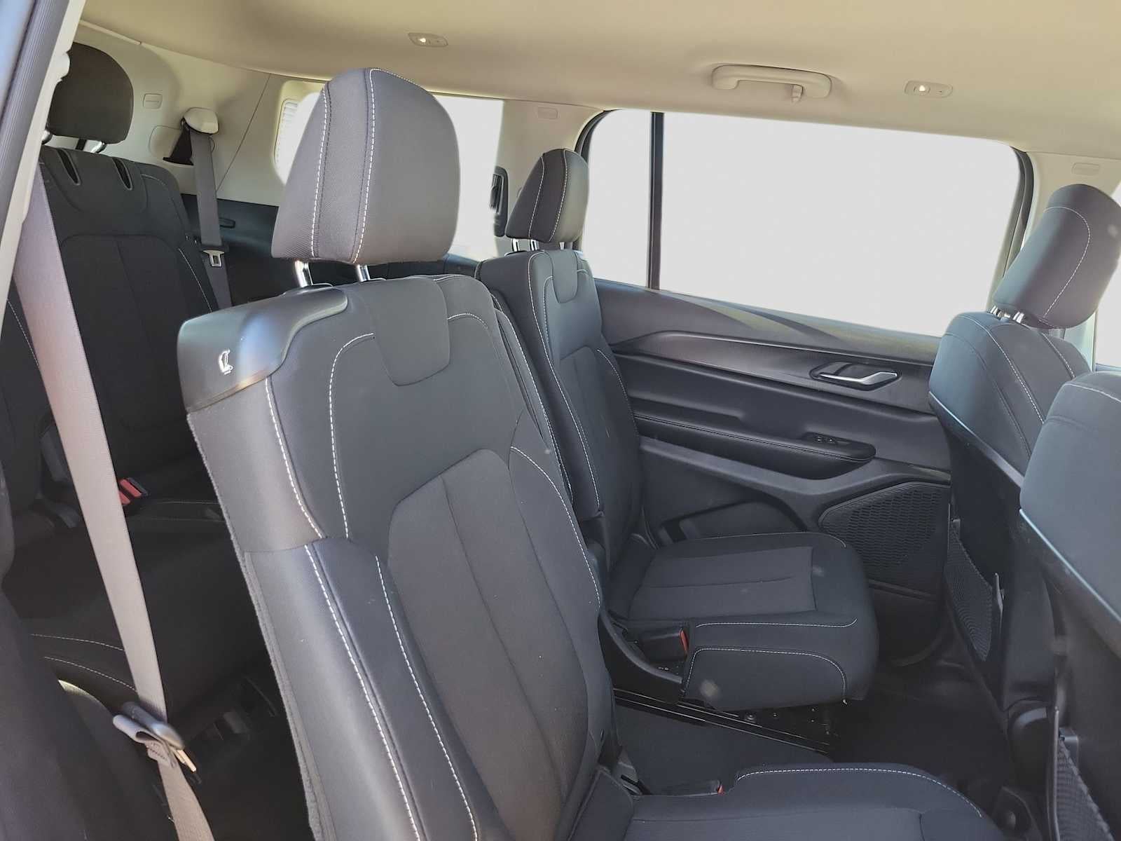 2023 Jeep Grand Cherokee L Laredo 4x2