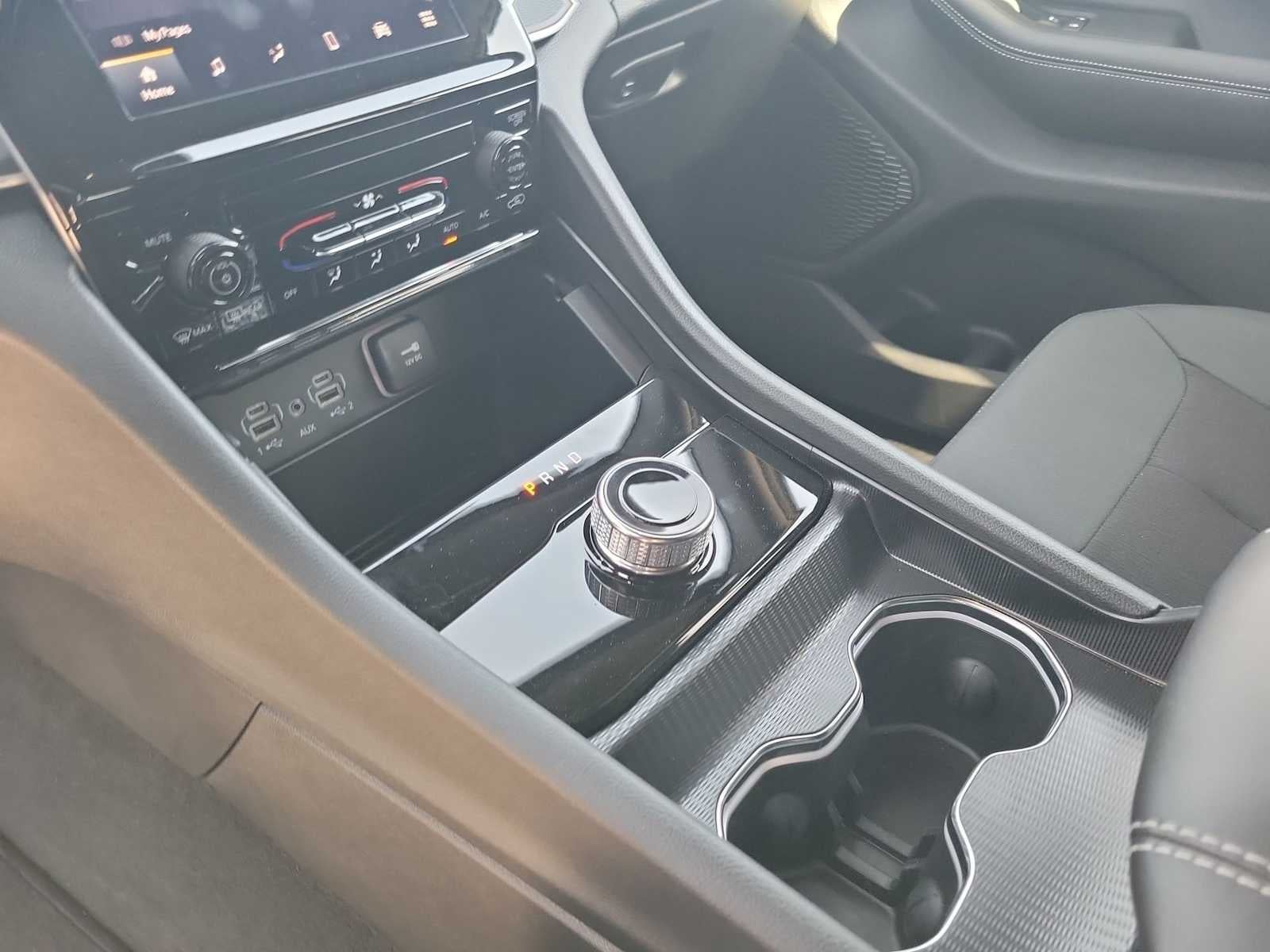 2025 Jeep Grand Cherokee GRAND CHEROKEE L LAREDO 4X4