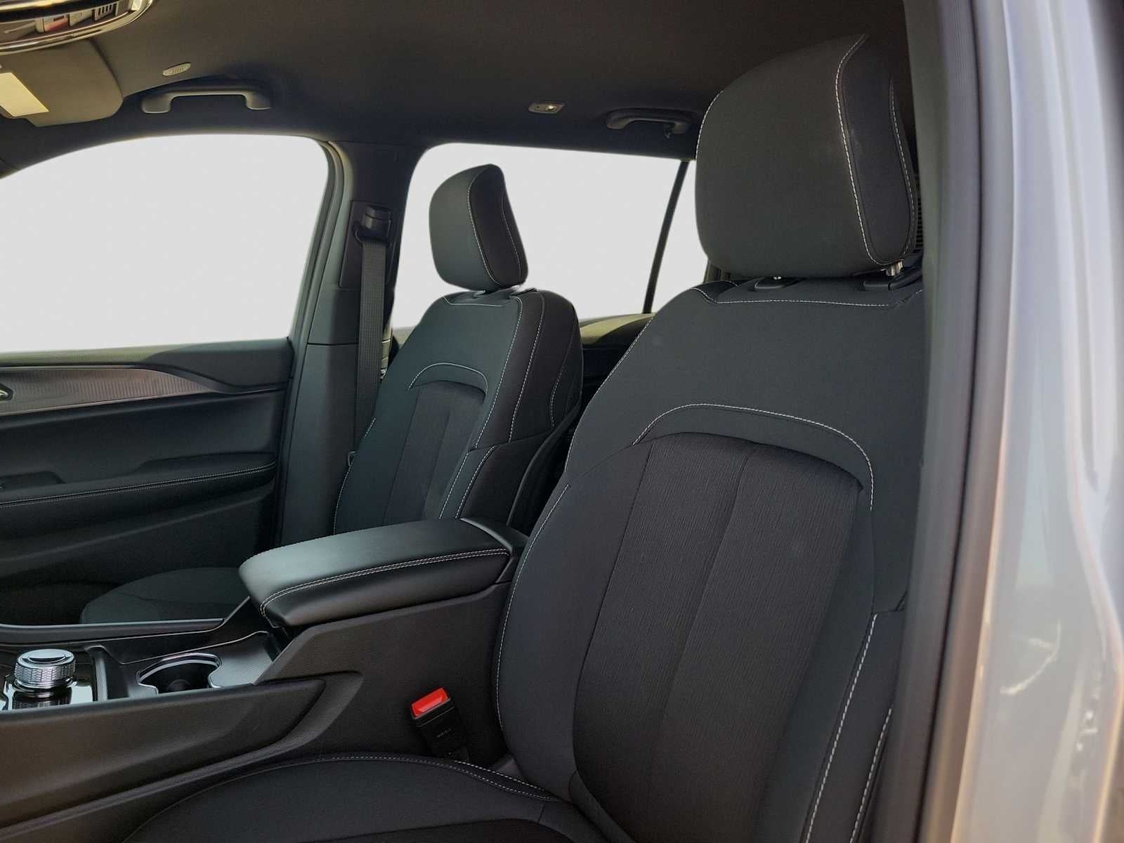 2025 Jeep Grand Cherokee GRAND CHEROKEE L LAREDO 4X4