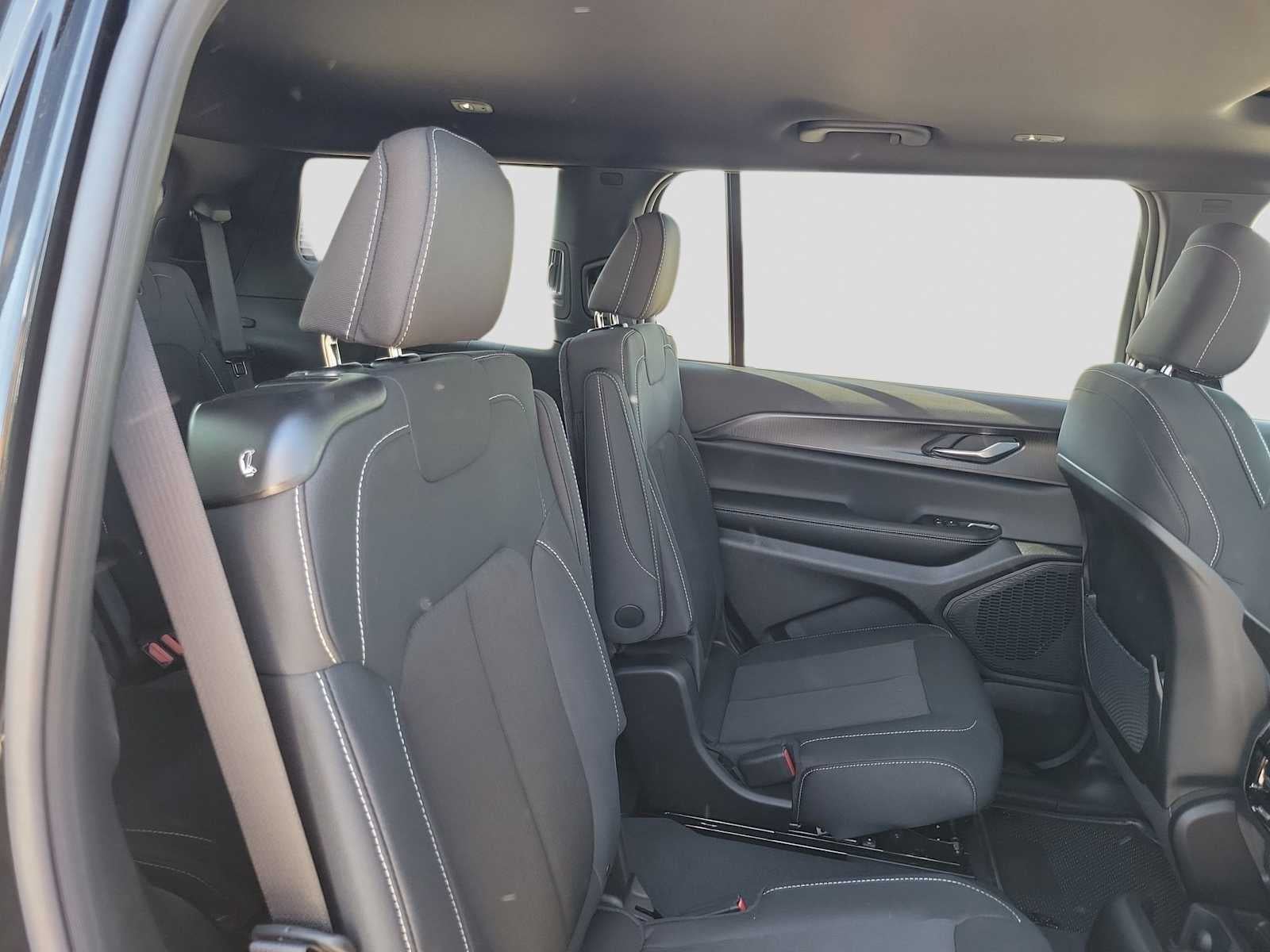 2026 Jeep Grand Cherokee GRAND CHEROKEE L LAREDO X 4X4