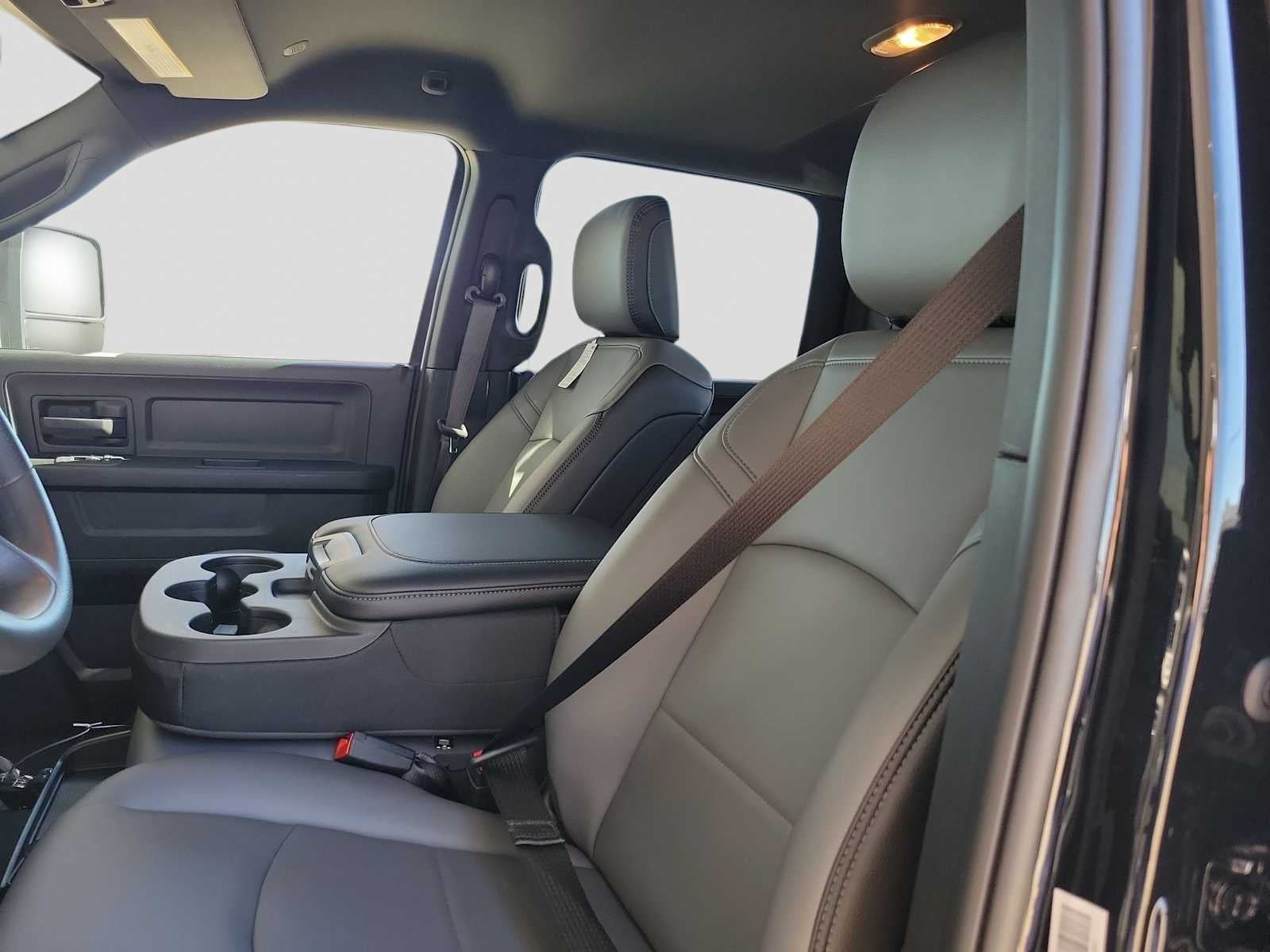 2026 RAM 3500 RAM 3500 TRADESMAN CREW CAB 4X4 8' BOX