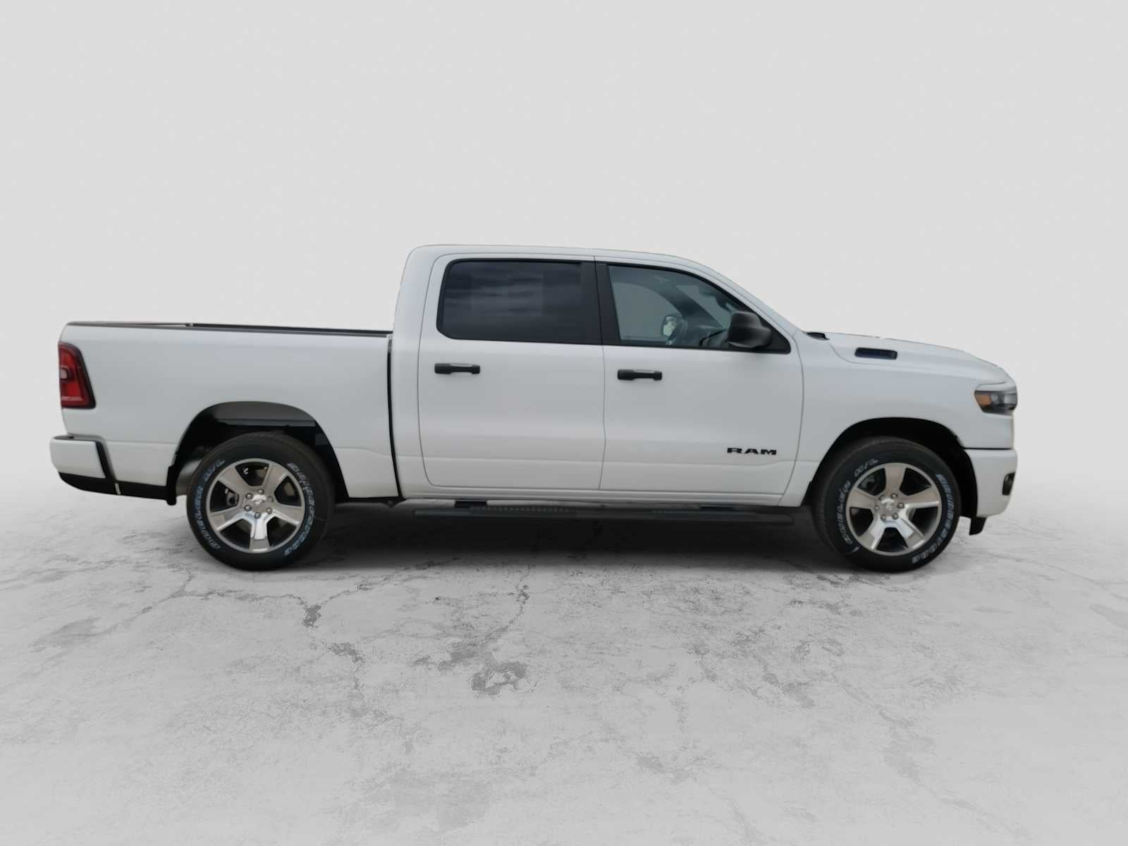 2026 RAM 1500 RAM 1500 EXPRESS CREW CAB 4X2 5'7' BOX